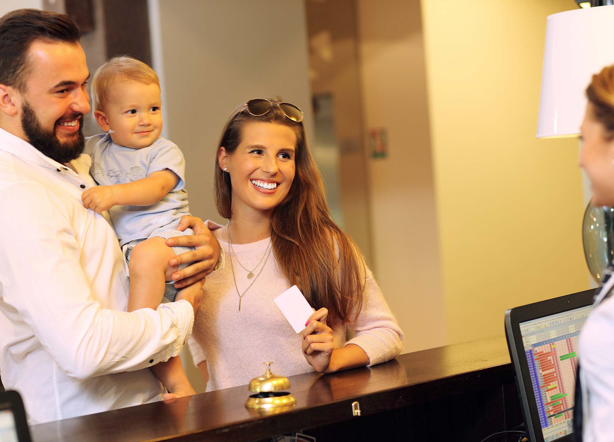 Familie checkt im Hotel ein.jpg