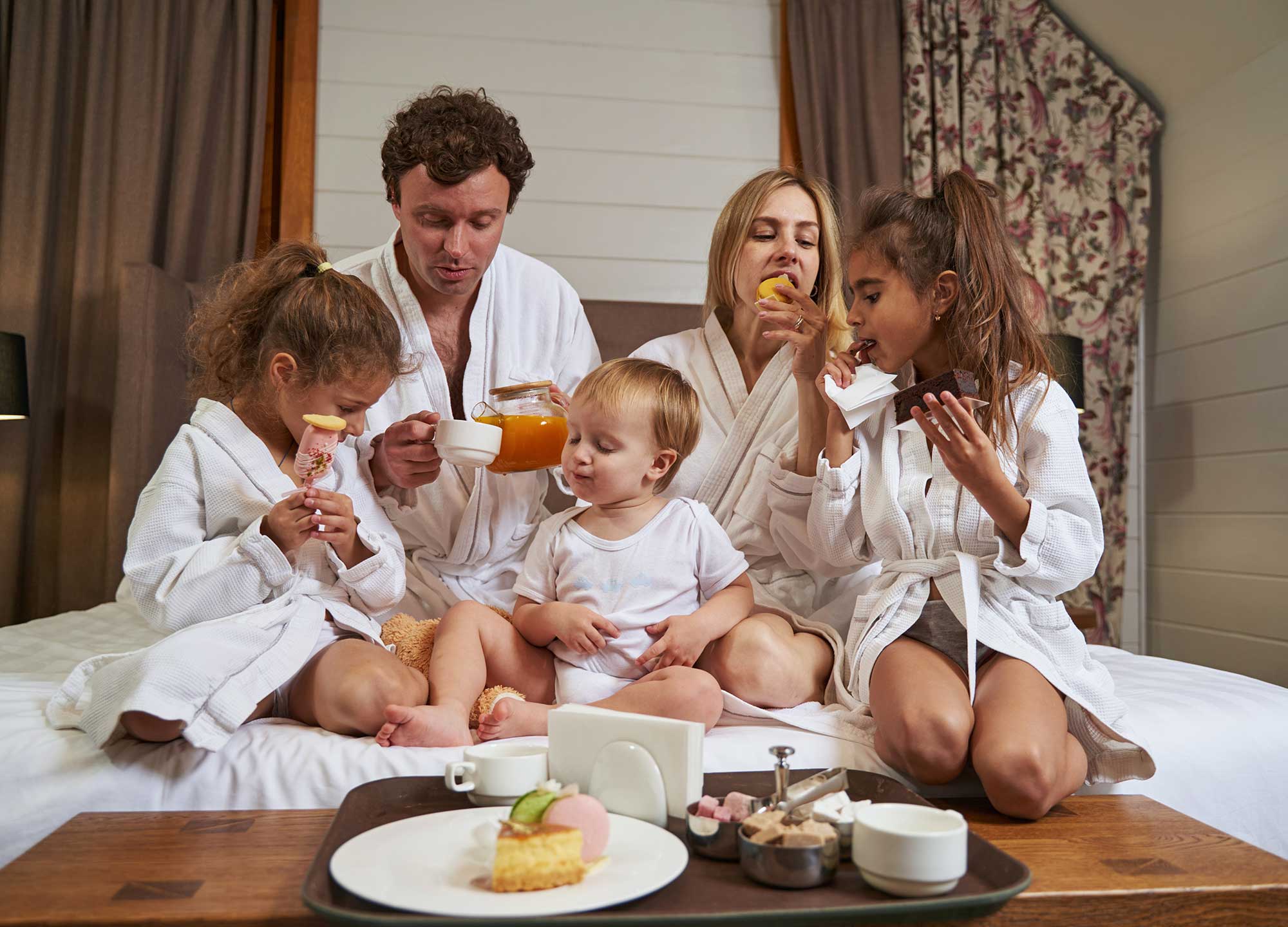 lächelnde-Familie-beim-Frühstück-im-Hotel-2022-03-08-23-07-07-utc.jpg